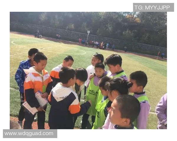 从稚嫩少年到绿茵传奇 足球巨星的成长之路与小时候的模样