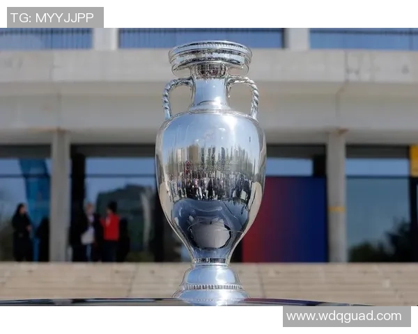 以足球球星挂件奖杯为核心展现荣耀与梦想的独特收藏魅力