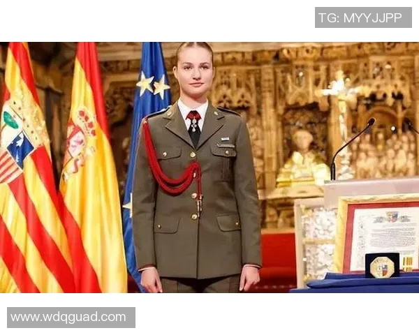 戴红帽子的足球球星英姿飒爽 展现独特魅力与风采 戴红帽子的足球球星英姿飒爽 展现独特魅力与风采