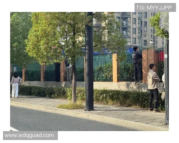 看球星儿子首次登场足球赛父母心情复杂满怀期待与紧张交织 看球星儿子首次登场足球赛父母心情复杂满怀期待与紧张交织